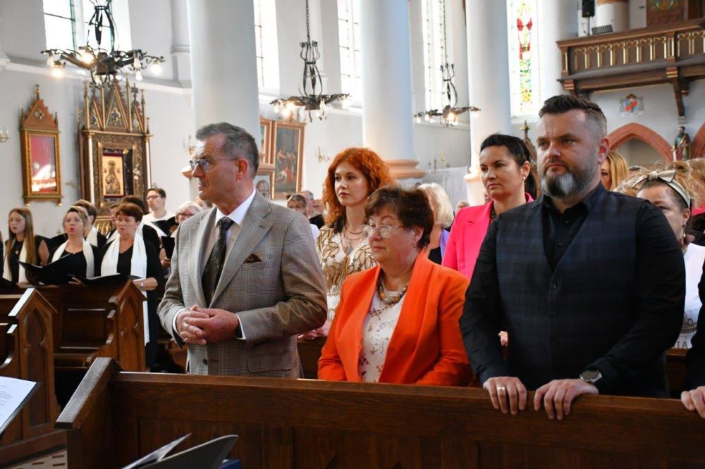 koncert pieśni kościelnej chórzyści w kościele