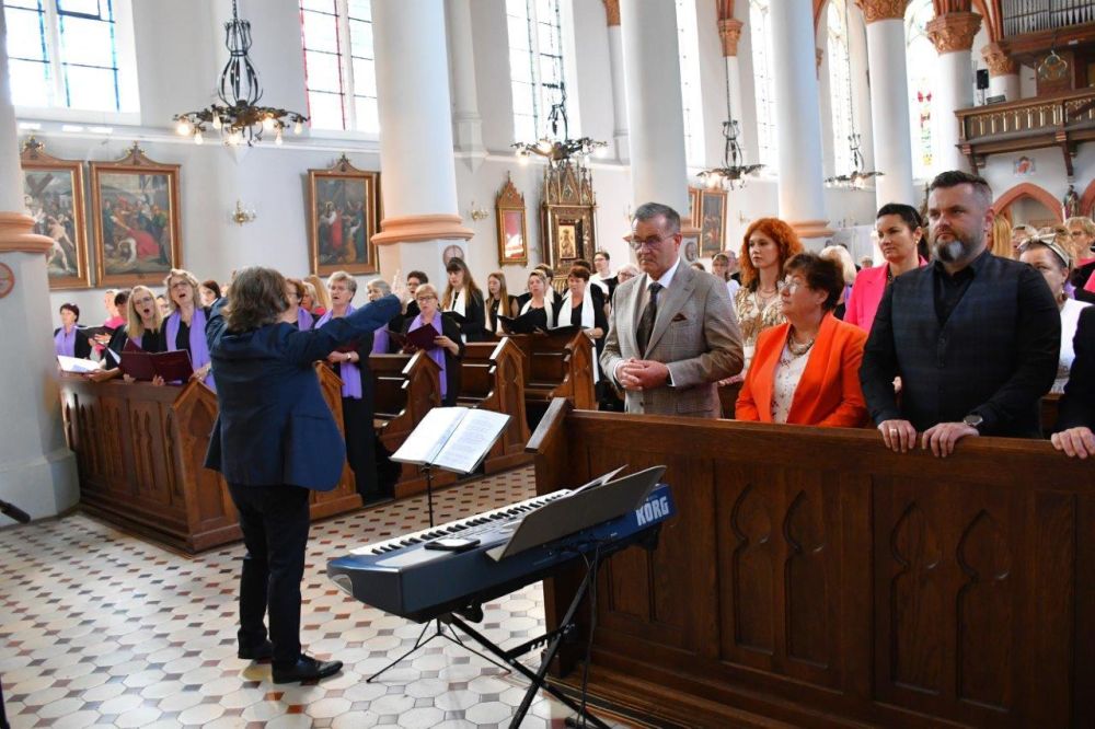 koncert pieśni kościelnej chórzyści w kościele