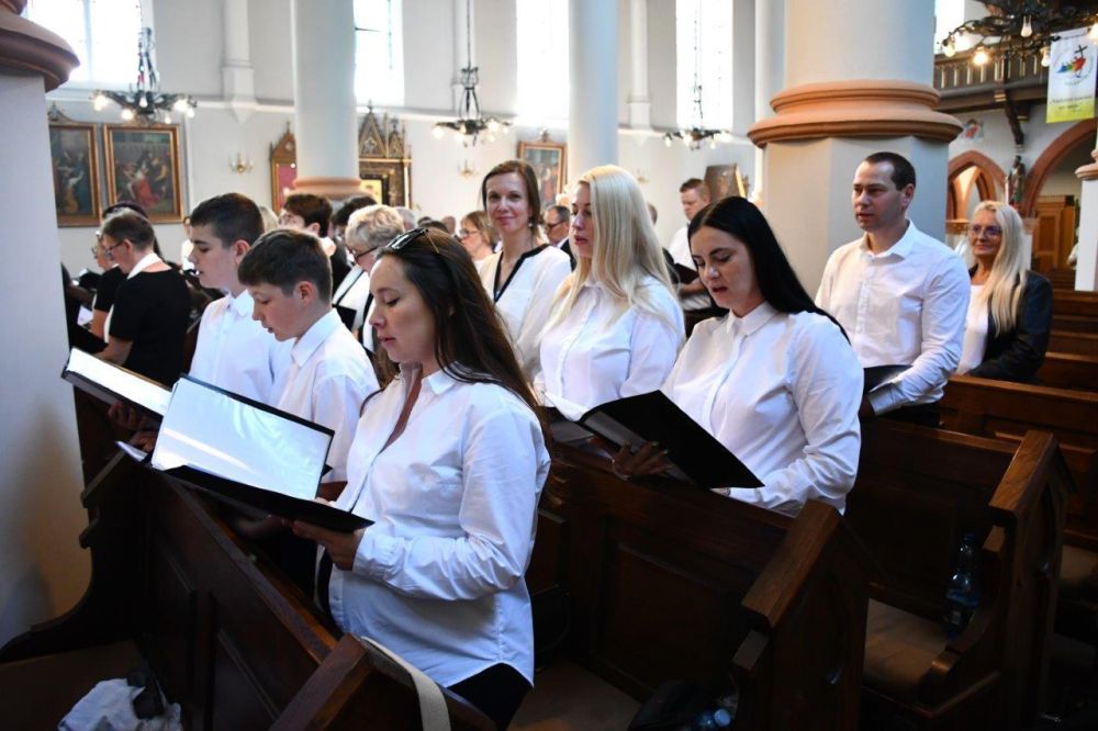 koncert pieśni kościelnej chórzyści w kościele