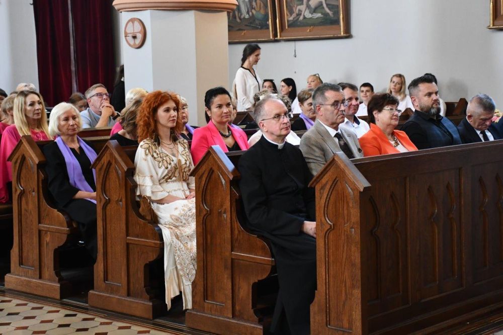 koncert pieśni kościelnej chórzyści w kościele