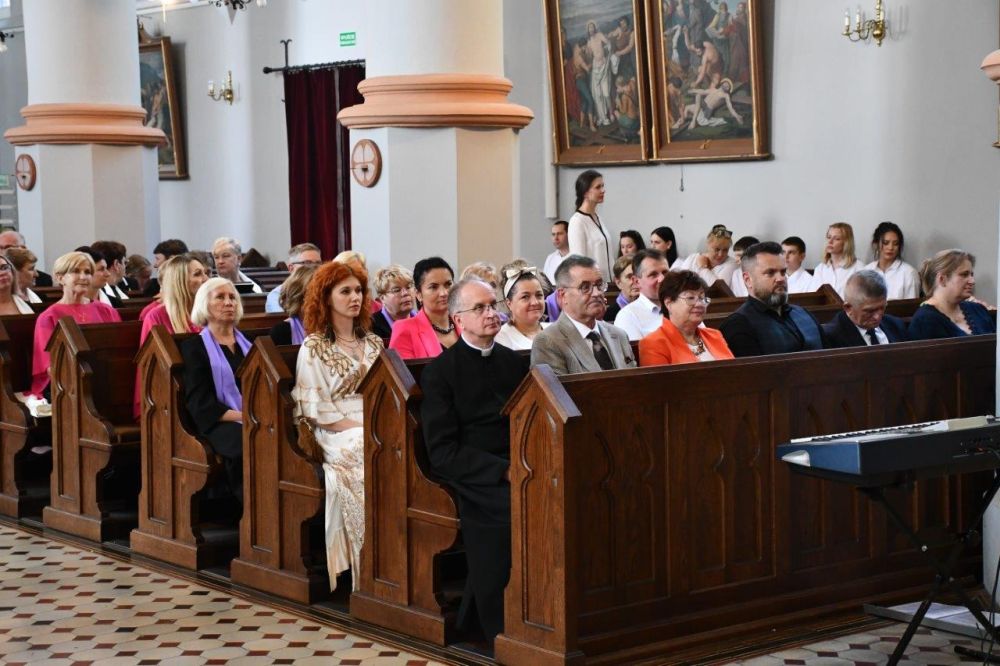 koncert pieśni kościelnej chórzyści w kościele