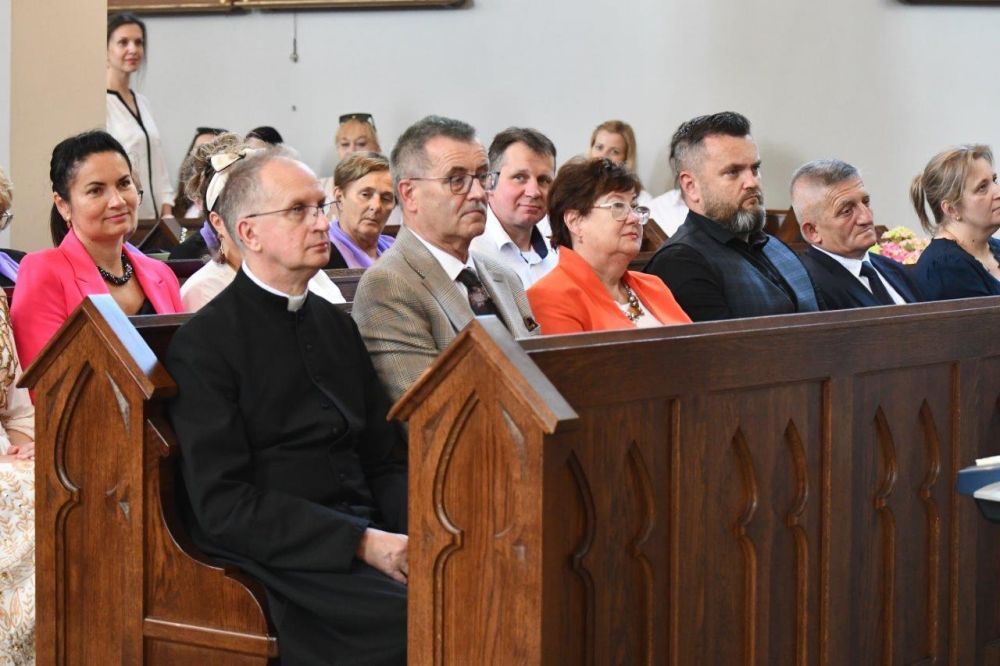 koncert pieśni kościelnej chórzyści w kościele