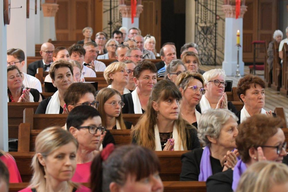 koncert pieśni kościelnej chórzyści w kościele