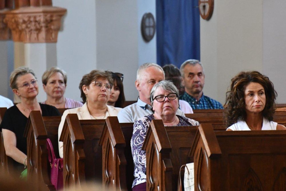 koncert pieśni kościelnej chórzyści w kościele