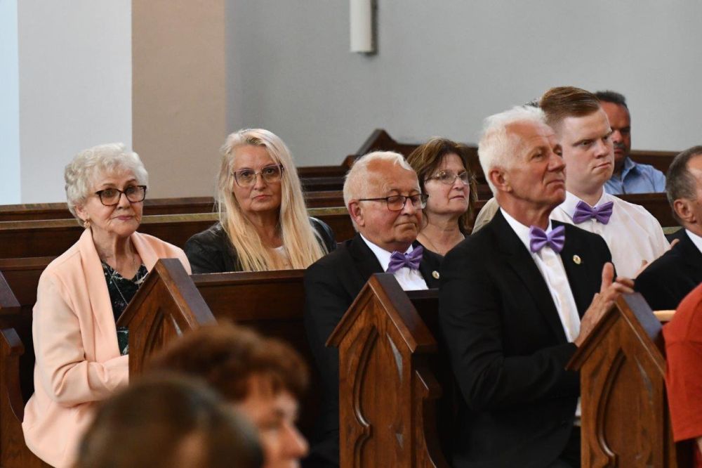 koncert pieśni kościelnej chórzyści w kościele