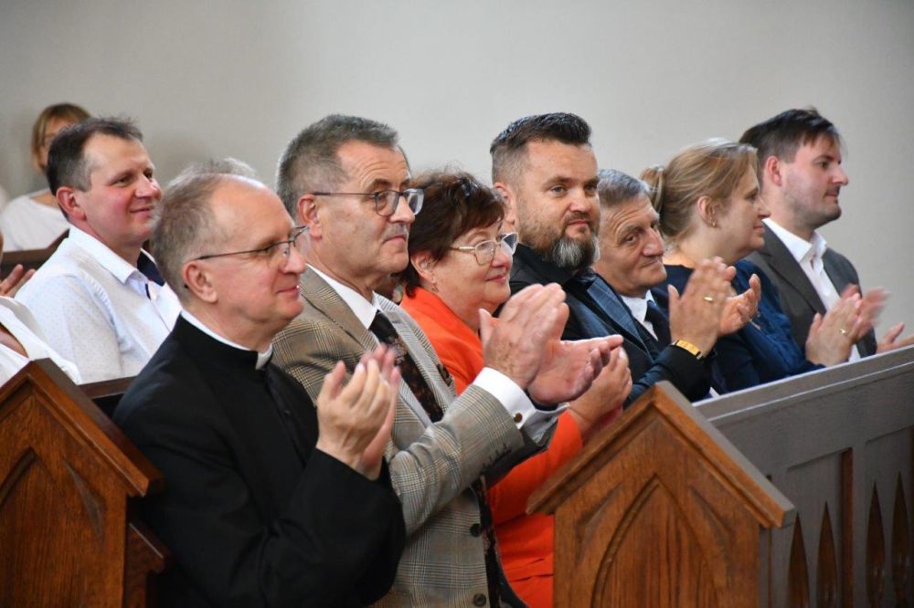 koncert pieśni kościelnej chórzyści w kościele