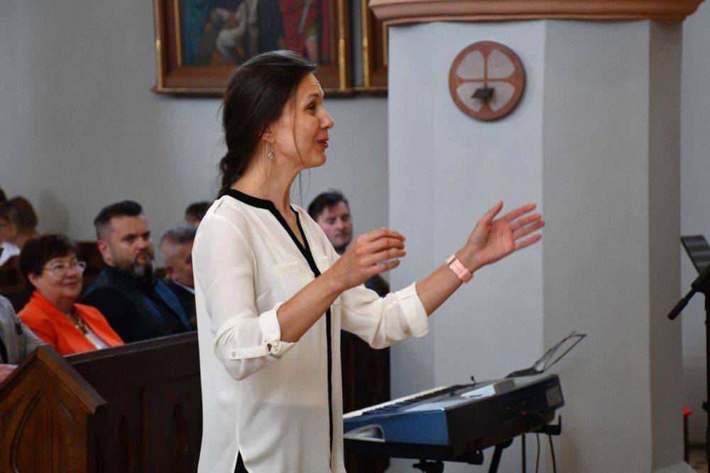 koncert pieśni kościelnej chórzyści w kościele