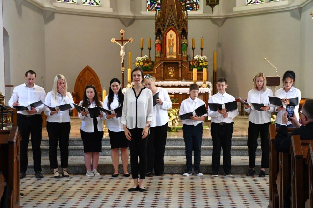 koncert pieśni kościelnej chórzyści w kościele