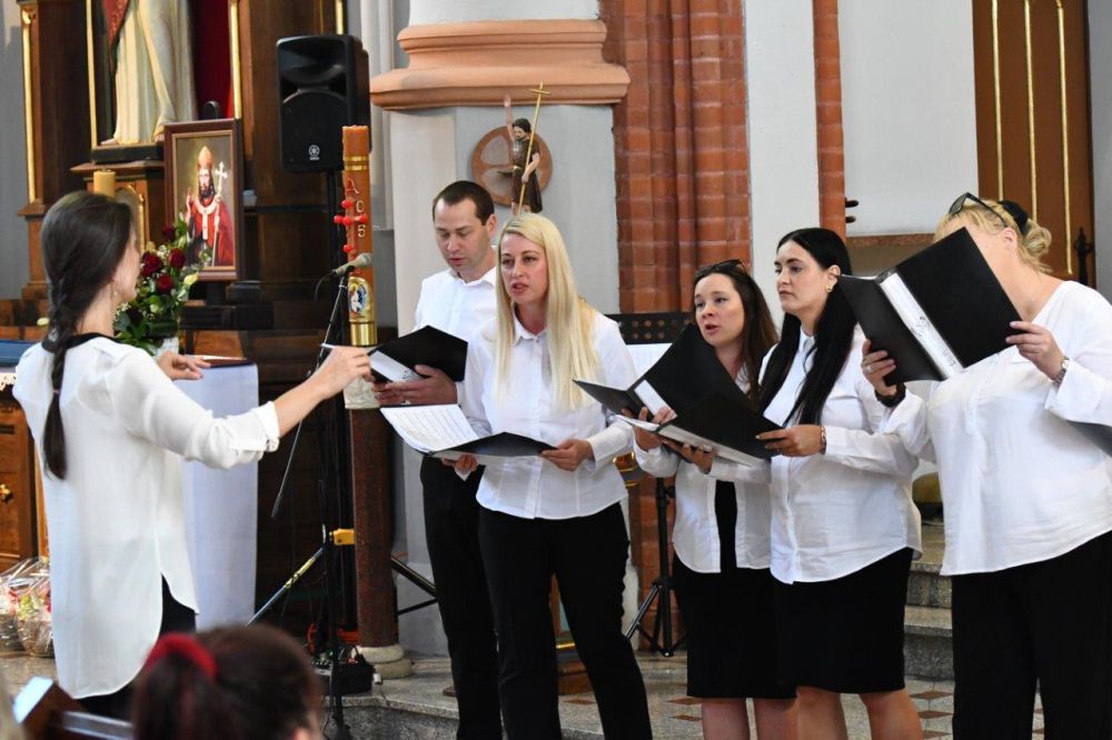 koncert pieśni kościelnej chórzyści w kościele