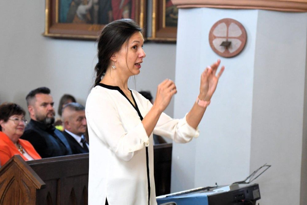 koncert pieśni kościelnej chórzyści w kościele