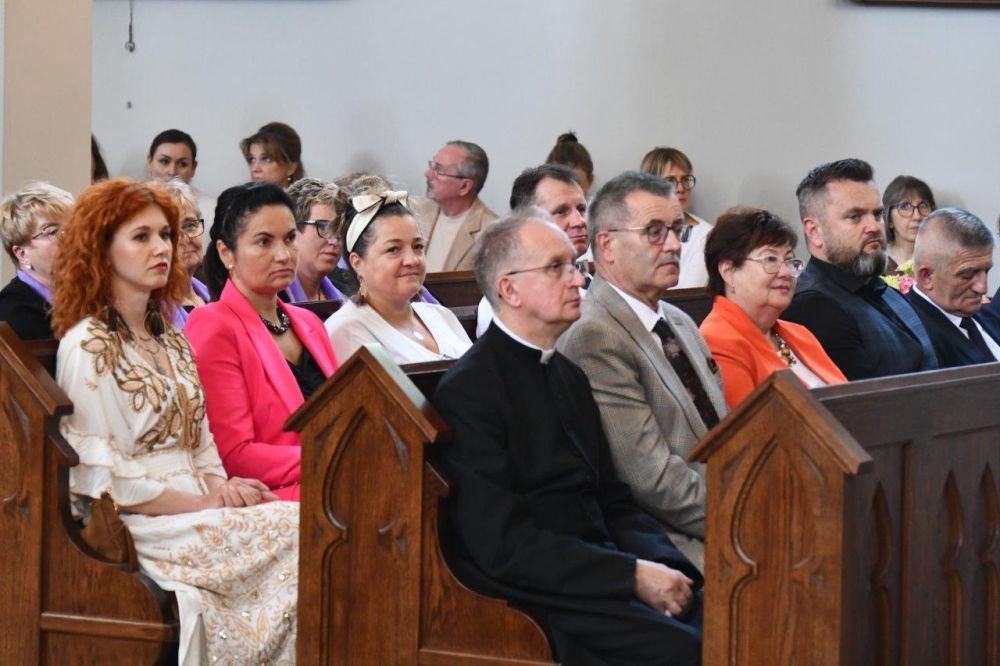 koncert pieśni kościelnej chórzyści w kościele