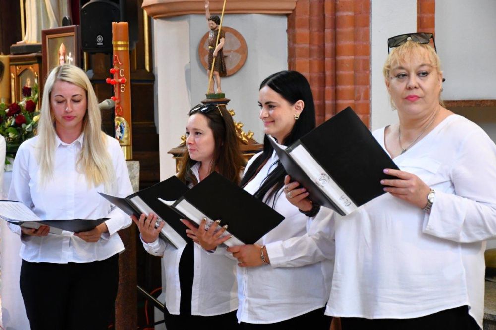 koncert pieśni kościelnej chórzyści w kościele