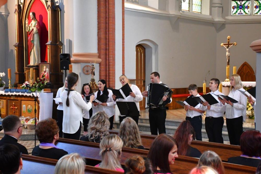 koncert pieśni kościelnej chórzyści w kościele