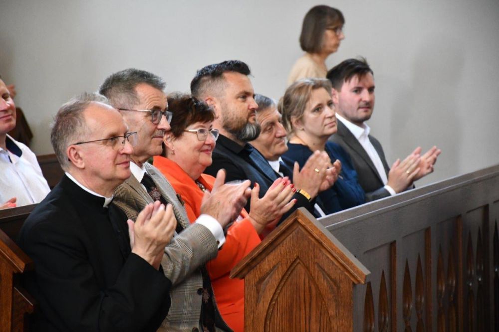 koncert pieśni kościelnej chórzyści w kościele
