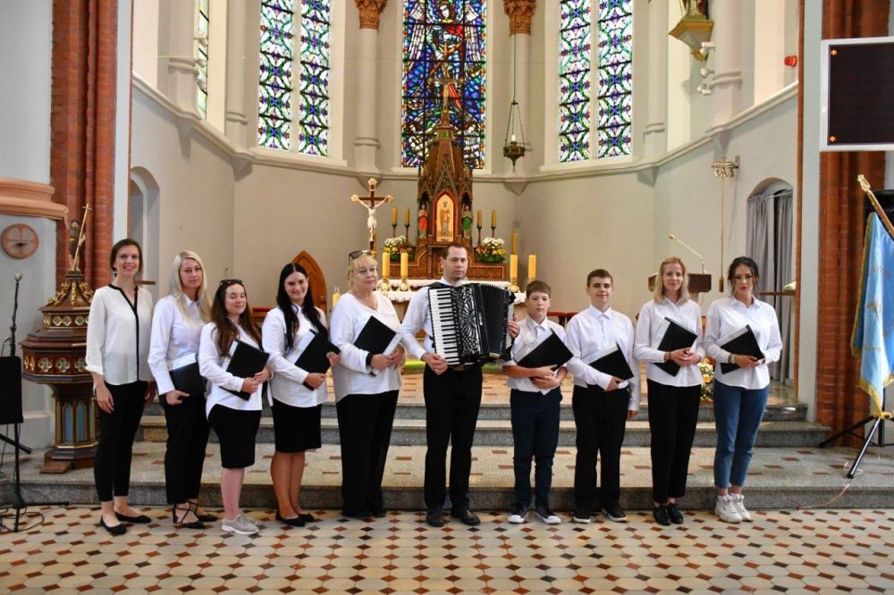 koncert pieśni kościelnej chórzyści w kościele