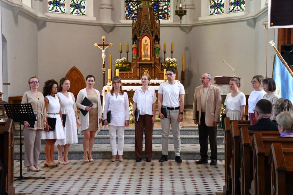 koncert pieśni kościelnej chórzyści w kościele