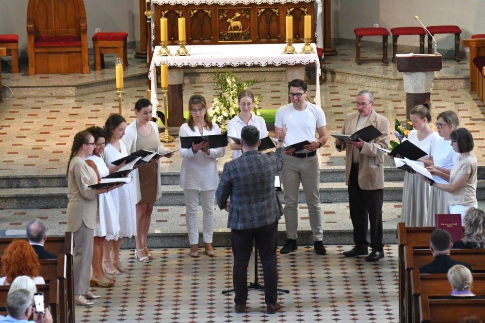 koncert pieśni kościelnej chórzyści w kościele