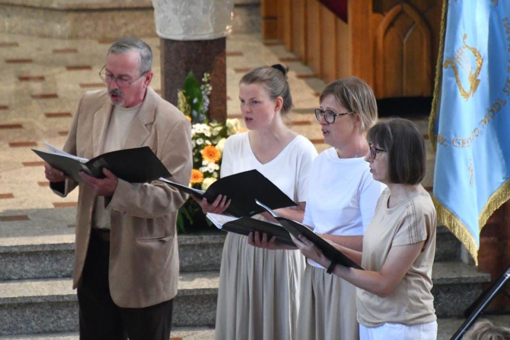 koncert pieśni kościelnej chórzyści w kościele