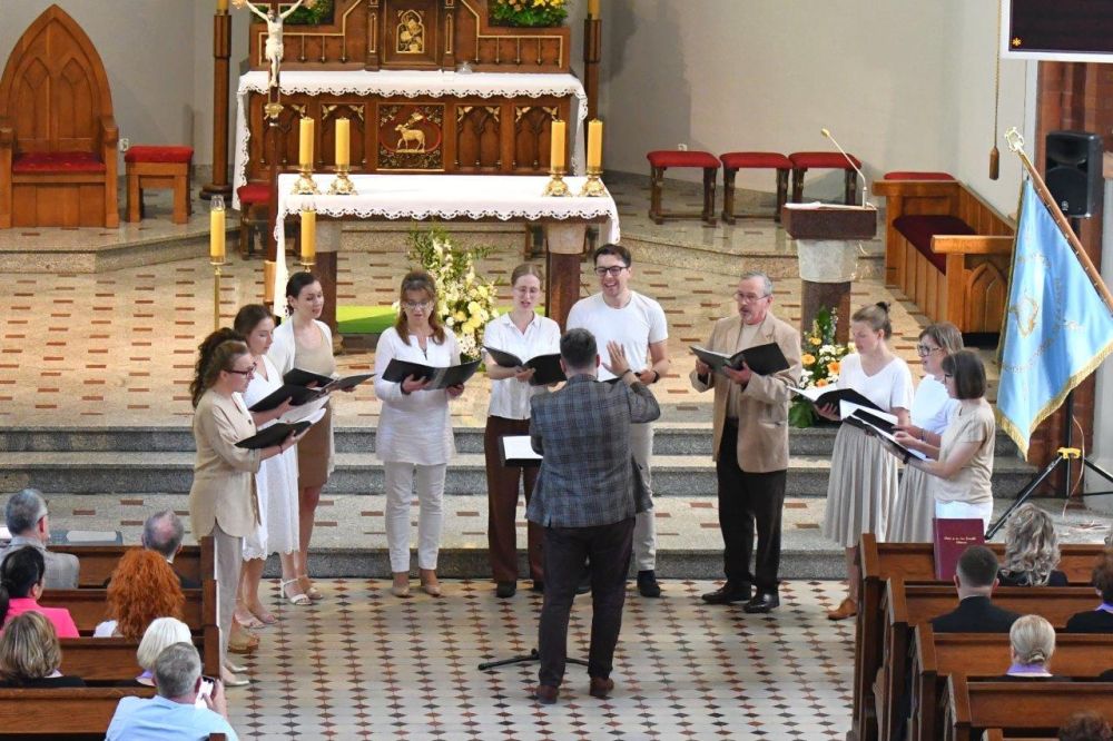 koncert pieśni kościelnej chórzyści w kościele