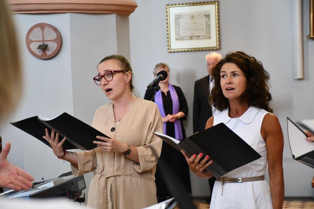 koncert pieśni kościelnej chórzyści w kościele