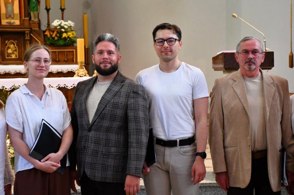koncert pieśni kościelnej chórzyści w kościele
