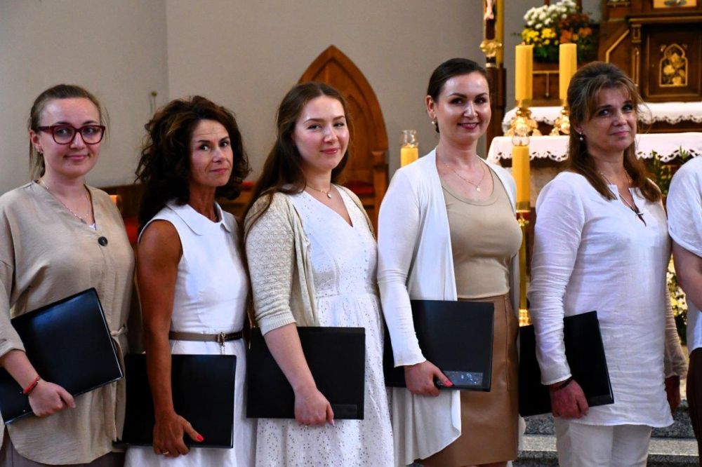 koncert pieśni kościelnej chórzyści w kościele