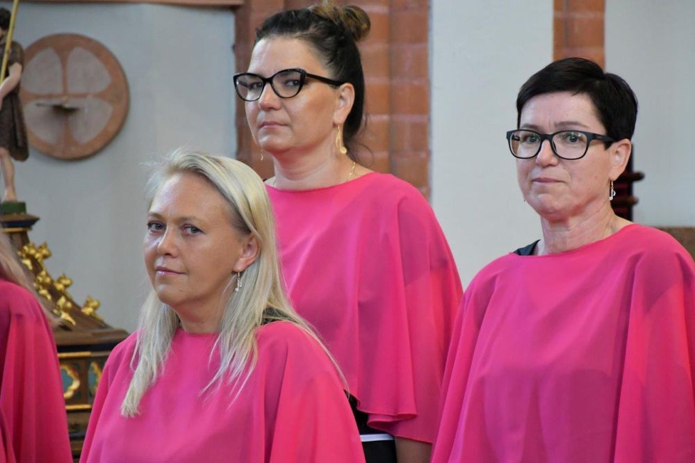 koncert pieśni kościelnej chórzyści w kościele