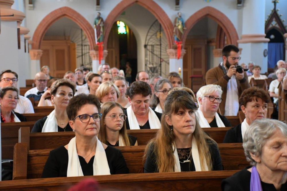 koncert pieśni kościelnej chórzyści w kościele