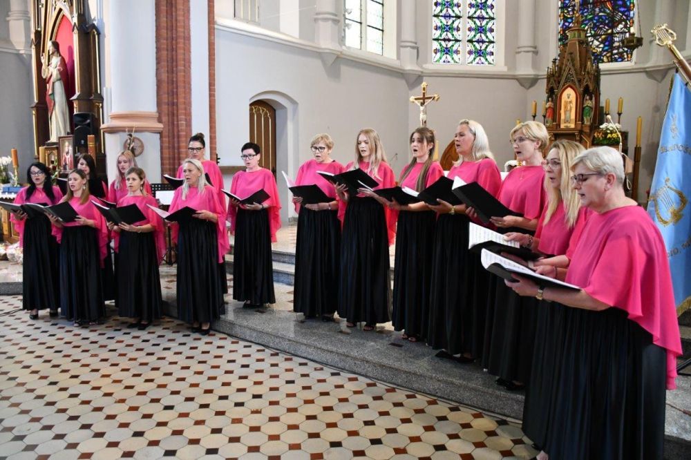 koncert pieśni kościelnej chórzyści w kościele