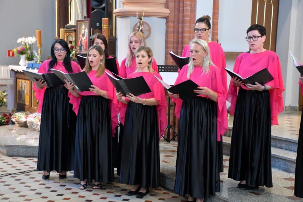 koncert pieśni kościelnej chórzyści w kościele