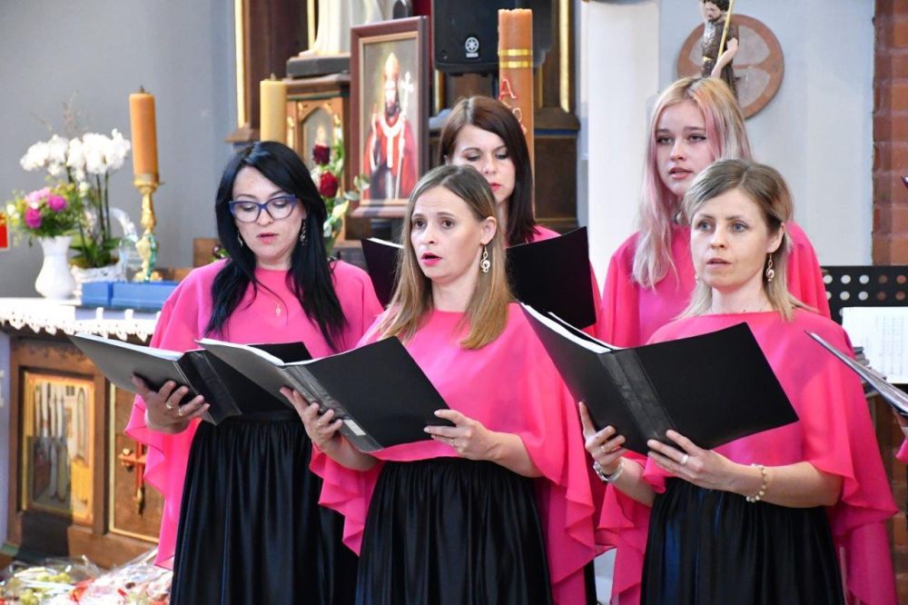 koncert pieśni kościelnej chórzyści w kościele