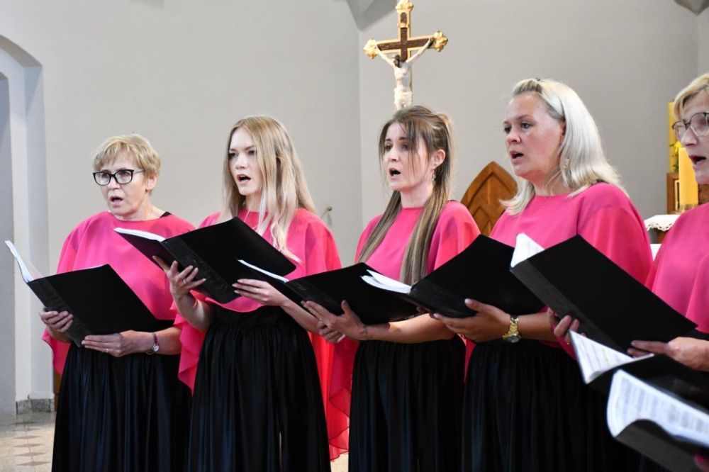 koncert pieśni kościelnej chórzyści w kościele