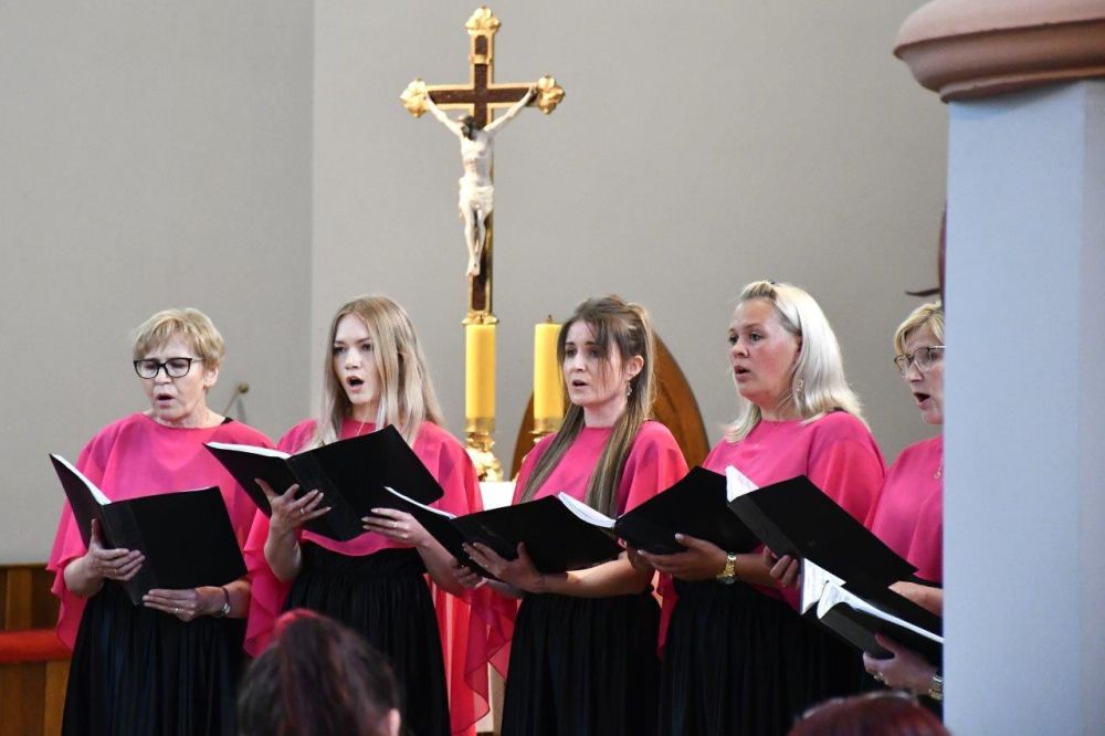 koncert pieśni kościelnej chórzyści w kościele
