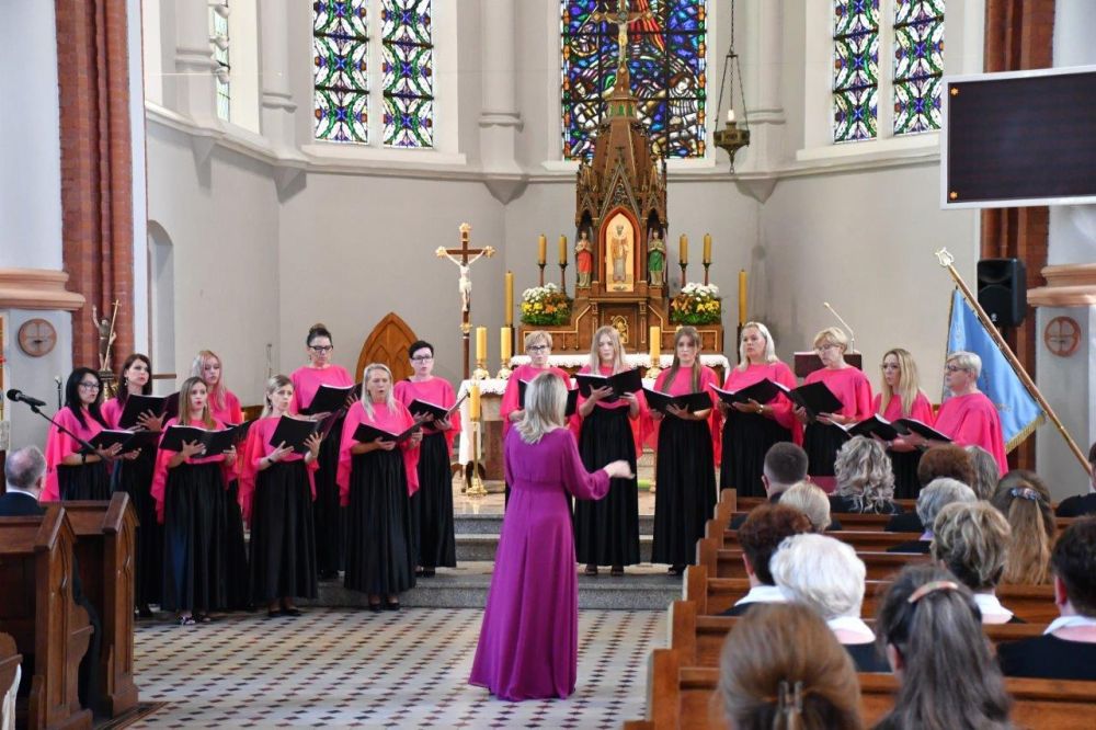 koncert pieśni kościelnej chórzyści w kościele