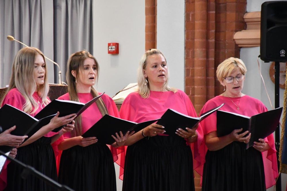 koncert pieśni kościelnej chórzyści w kościele