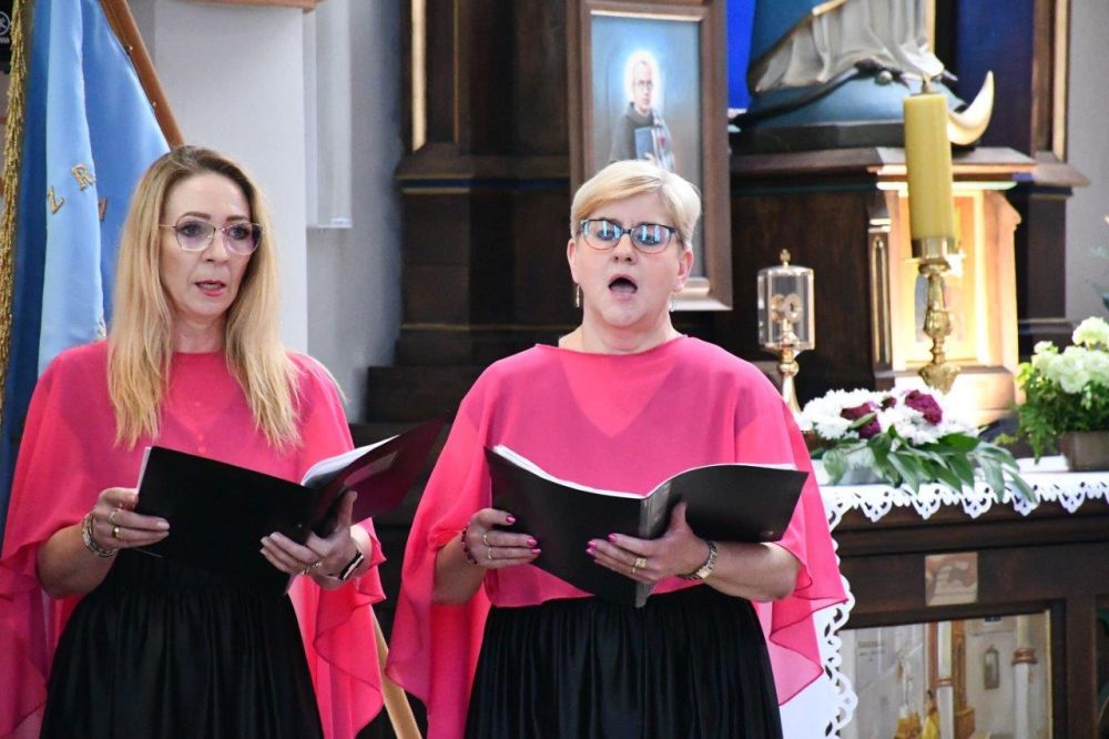koncert pieśni kościelnej chórzyści w kościele