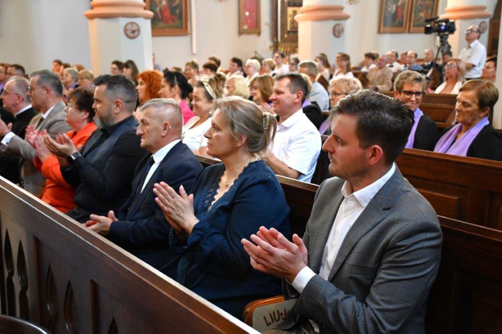 koncert pieśni kościelnej chórzyści w kościele