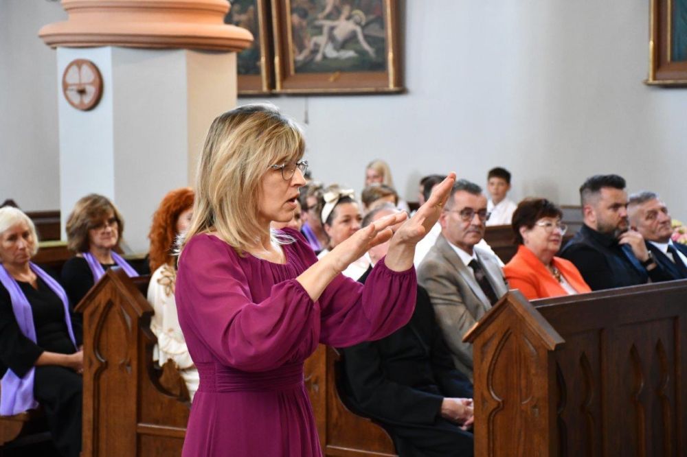 koncert pieśni kościelnej chórzyści w kościele