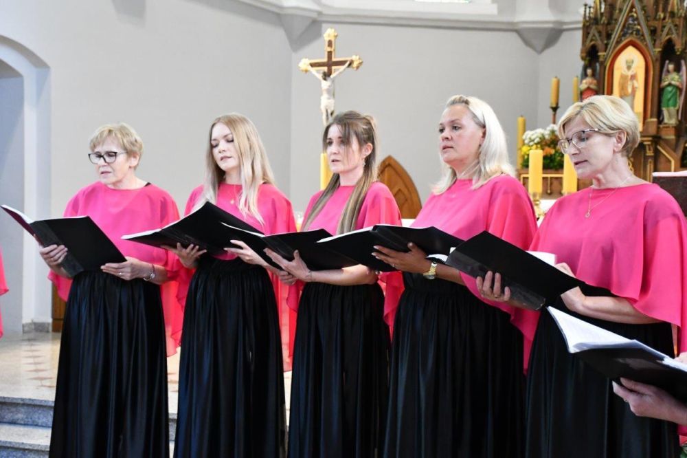 koncert pieśni kościelnej chórzyści w kościele