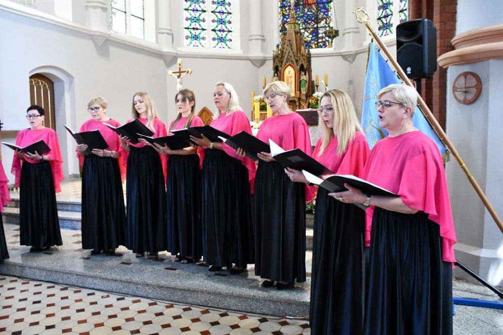 koncert pieśni kościelnej chórzyści w kościele
