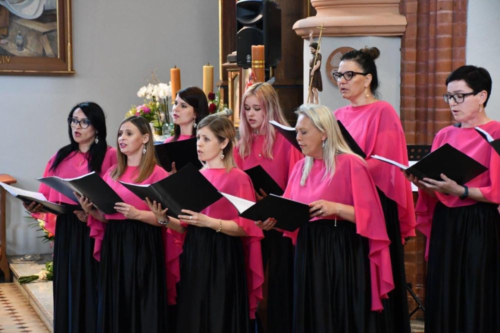 koncert pieśni kościelnej chórzyści w kościele