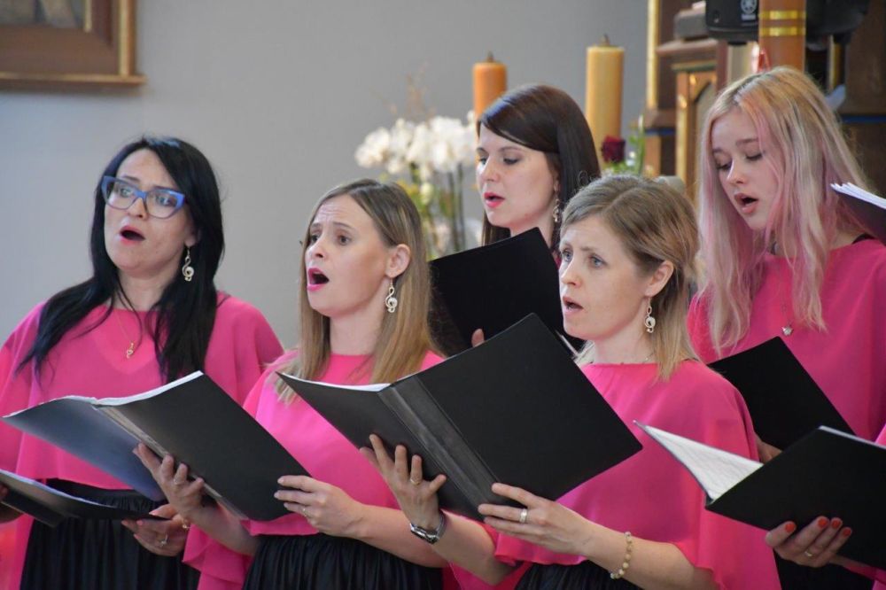 koncert pieśni kościelnej chórzyści w kościele