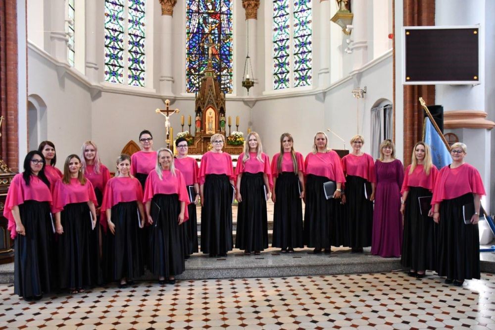 koncert pieśni kościelnej chórzyści w kościele