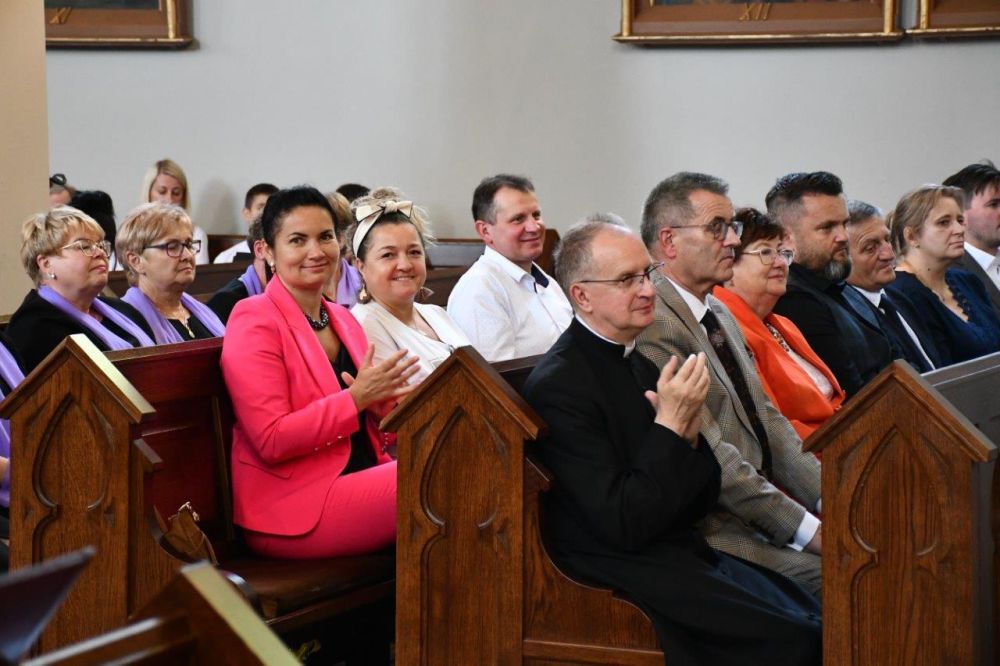 koncert pieśni kościelnej chórzyści w kościele