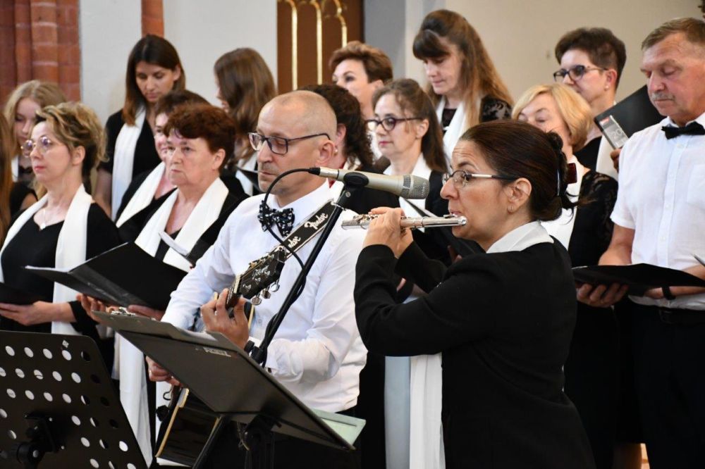 koncert pieśni kościelnej chórzyści w kościele