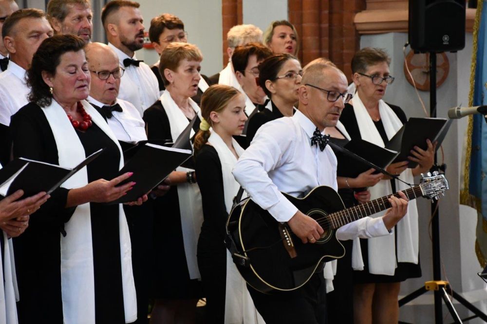 koncert pieśni kościelnej chórzyści w kościele