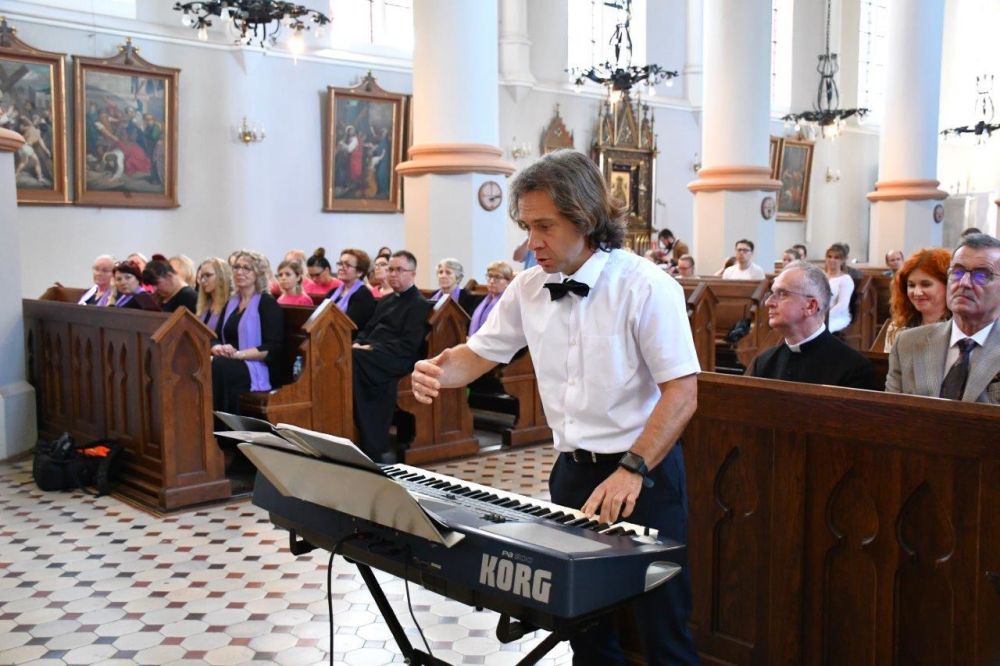 koncert pieśni kościelnej chórzyści w kościele
