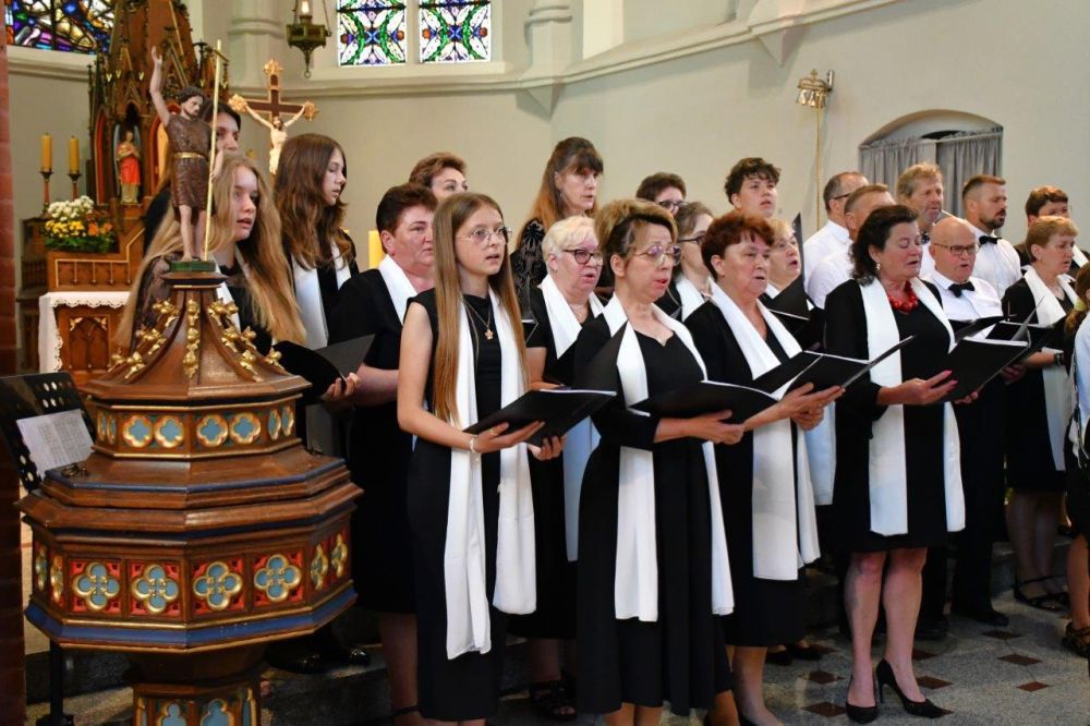 koncert pieśni kościelnej chórzyści w kościele