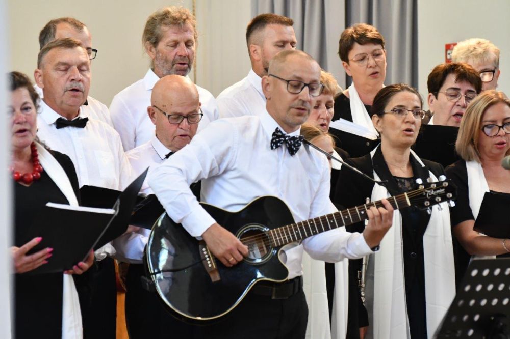 koncert pieśni kościelnej chórzyści w kościele