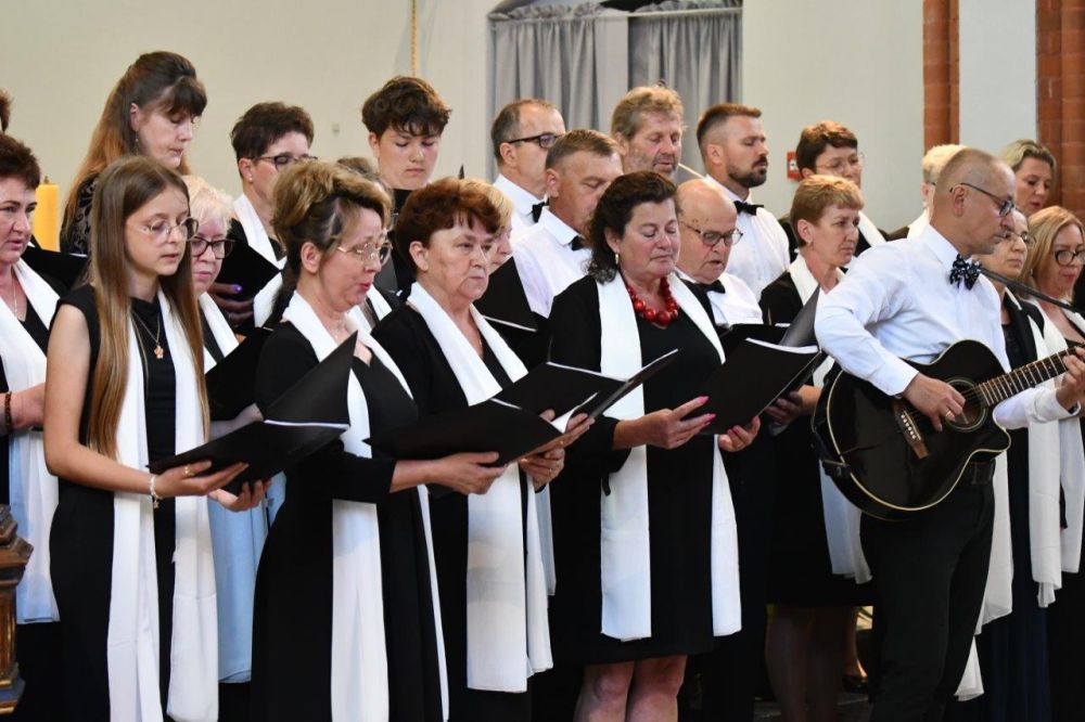 koncert pieśni kościelnej chórzyści w kościele